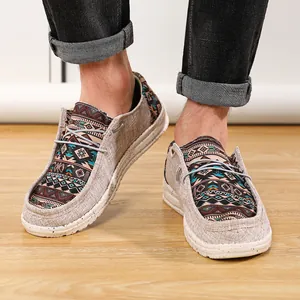 Προβολή των πάνινων loafers με έθνικ σχέδια και σόλες με στίγματα στο πόδι