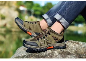Detailansicht der olivgrünen Wildleder-Wanderschuhe mit rutschfesten Gummisohlen
