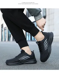 Nahaufnahme schwarzer Leder-Sneaker mit weißen Wellenmustern und dicken Anti-Rutsch-Sohlen