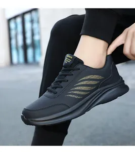 Nahaufnahme schwarzer Leder-Skateschuh mit goldenem Flügelmuster und Mode-Etikett