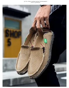 Détail de mocassins en toile beige avec œillets respirants et étiquette mode verte