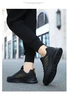 Detail der leichten schwarzen EVA-Sohle und Goldfeder-Design am Herren-Sneaker