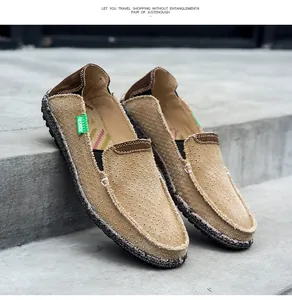 Détails macro de mocassins en toile pour hommes avec texture vintage et étiquette verte