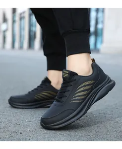 Nahaufnahme schwarzer Ledersneaker mit goldenen Flügeldetails und dicker Dämpfungssohle