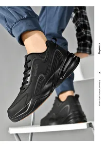 Détail de chaussures noires avec texte SINCE1921 et semelles épaisses à ondes amorties