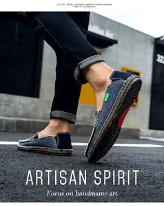 Détail de mocassins en denim bleu avec surpiqûres blanches et semelle antidérapante
