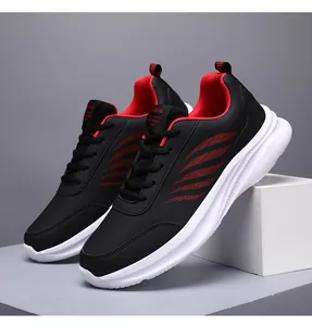Detailsicht schwarzer Leder-Sneaker mit roten Streifen und einer dicken weißen Sohle