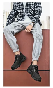 Gros plan extérieur de baskets noires pour hommes avec jogging gris et style urbain chic