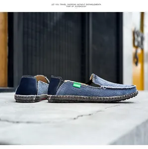 Détail de mocassin en denim bleu avec texture respirante et étiquette FASHION