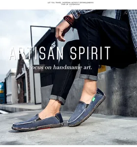 Détail macro de mocassins en denim bleu avec étiquette verte et semelle espadrille