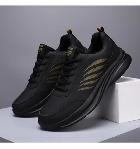 Detailansicht der schwarzen Herren-Sneaker aus Kunstleder mit goldenen Flügeln