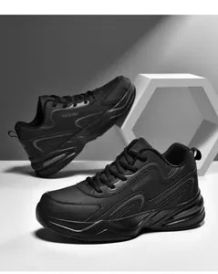 Détail de baskets en cuir noir avec imprimé SINCE1921 et semelles plateforme épaisses