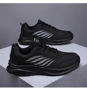 Nahaufnahme schwarzer Ledersneaker mit weißen Verlaufsstreifen und Schnürung für Herren