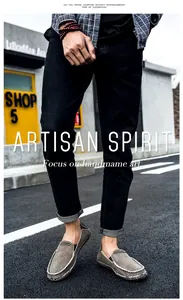 Détails de mocassins gris vieillis avec bords effilochés et texture artisanale