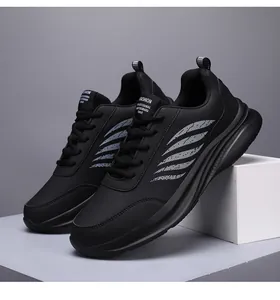 Nahaufnahme schwarzer Kunstleder-Sneaker mit Seitenstreifen auf minimalistischem Display