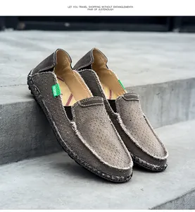 Gros plan d'un mocassin en toile grise avec bords bruts et coutures sur béton