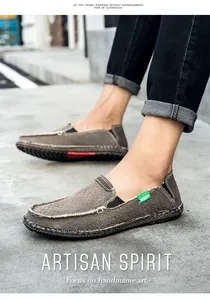 Détail de mocassins en toile marron avec coutures visibles et semelle antidérapante