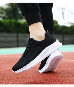 Dettaglio della maglia traspirante e suola spessa ammortizzata di scarpe sportive
