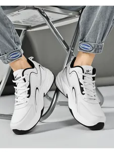 Détail de baskets en cuir blanc avec rayures noires et semelles épaisses à vagues