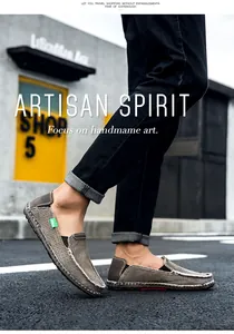 Détail de chaussures en toile grise avec coutures à la main et étiquette latérale