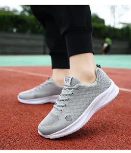 Dettaglio sneaker in maglia grigia traspirante con trama a onde e suola bianca spessa