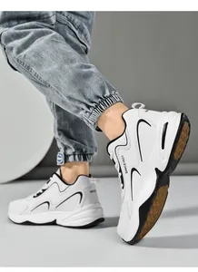 Détail de baskets en cuir blanc avec accents noirs et inscription Since 1921 latérale