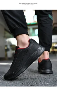 Detailansicht schwarzer Leder-Sneaker mit rotem Futter und trendiger Riss-Textur für Herren