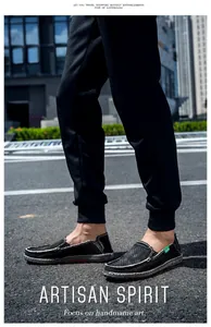 Détails de mocassins noirs avec perforations respirantes et coutures blanches apparentes