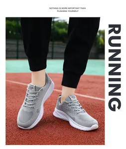 Dettaglio del tessuto fly-knit grigio traspirante e suola bianca ammortizzata da running