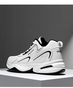 Détail de baskets en cuir blanc avec accents noirs et lettrage rétro SINCE1921