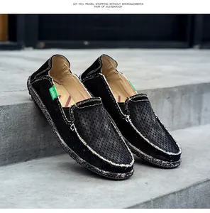 Détail de mocassins pour hommes avec perforations respirantes et coutures blanches