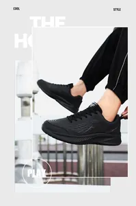 Detail van zwarte herensportschoenen met gedempte zolen en golvende textuurstof