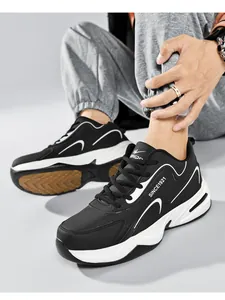 Gros plan de baskets en cuir noir avec rayures blanches et semelle en caoutchouc