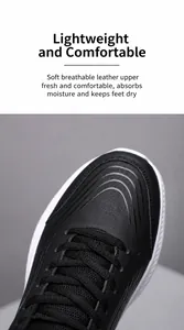 Macro-detail van de ademende kunstlederen neus en precieze stiksels van zwarte sneakers