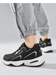 Détail de baskets en cuir noir avec imprimé SINCE 1921 et semelle épaisse blanche