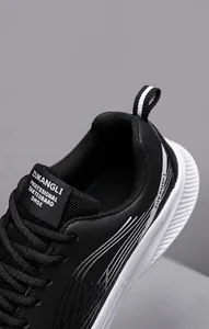 Detail van ademend mesh bovenwerk en gewatteerde hielkraag van deze skateschoenen