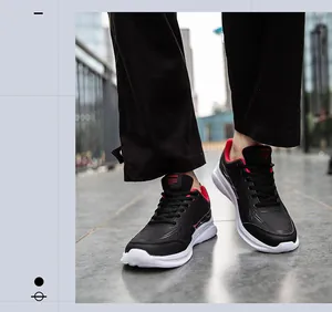 Tiefe Perspektive schwarzer Leder-Sneaker mit rotem Futter und weißer Sohle
