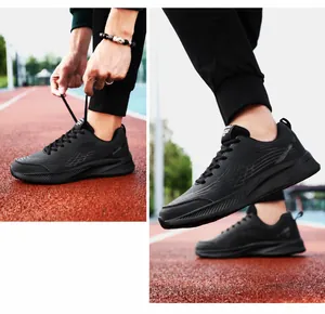 Detail van zwarte sportsneakers met kunstlederen textuur en gestroomlijnde dynamische lijnen