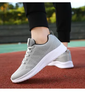 Dettaglio macro del tessuto mesh grigio e della spessa suola bianca su scarpe da corsa