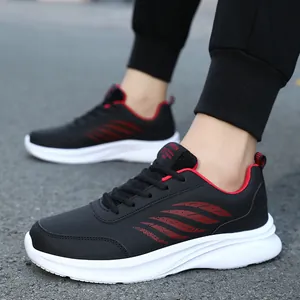 Herren Sneaker aus schwarzem Leder mit roten Streifen und weißer Gummisohle