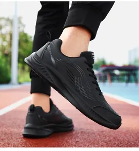 Detail van lichte zwarte hardloopschoenen met gedempte zolen op een rode atletiekbaan