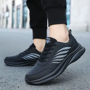Leichte schwarze Herren-Sportschuhe aus Leder mit weißen Streifen und dicker Sohle
