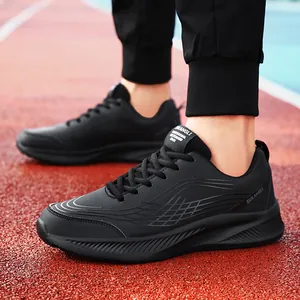 Heren sneakers grote maat zwart leer met dikke antislipzolen op buitenbaan