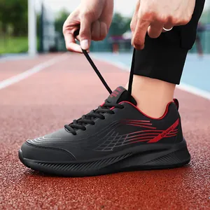 Heren hardloopschoenen in grote maten zwart met rode voering op een atletiekbaan