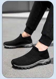 Gros plan sur la tige en tricot noir respirant et la semelle antidérapante des baskets homme