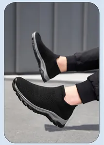 Baskets en maille respirante noire à enfiler avec semelle amortissante grise au pied