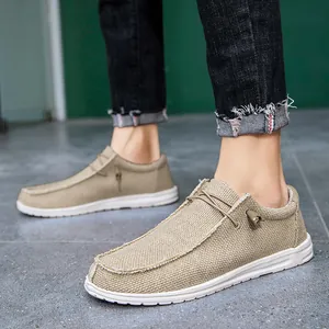 Mocassini da uomo in tela kaki con lacci decorativi e suola in gomma bianca