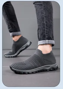 Détail de baskets grises en maille respirante avec texture tricotée et semelle souple