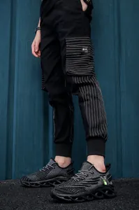Détail de baskets en mesh pour hommes avec semelles épaisses à vagues et tissage fly
