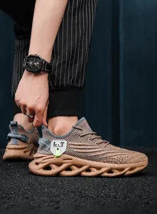 Gros plan de chaussures de course en maille kaki avec semelle creuse amortissante